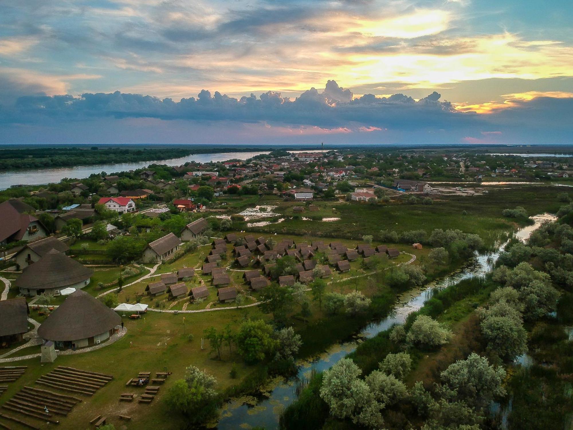 Dolphin Camping Сфынту-Георге Экстерьер фото