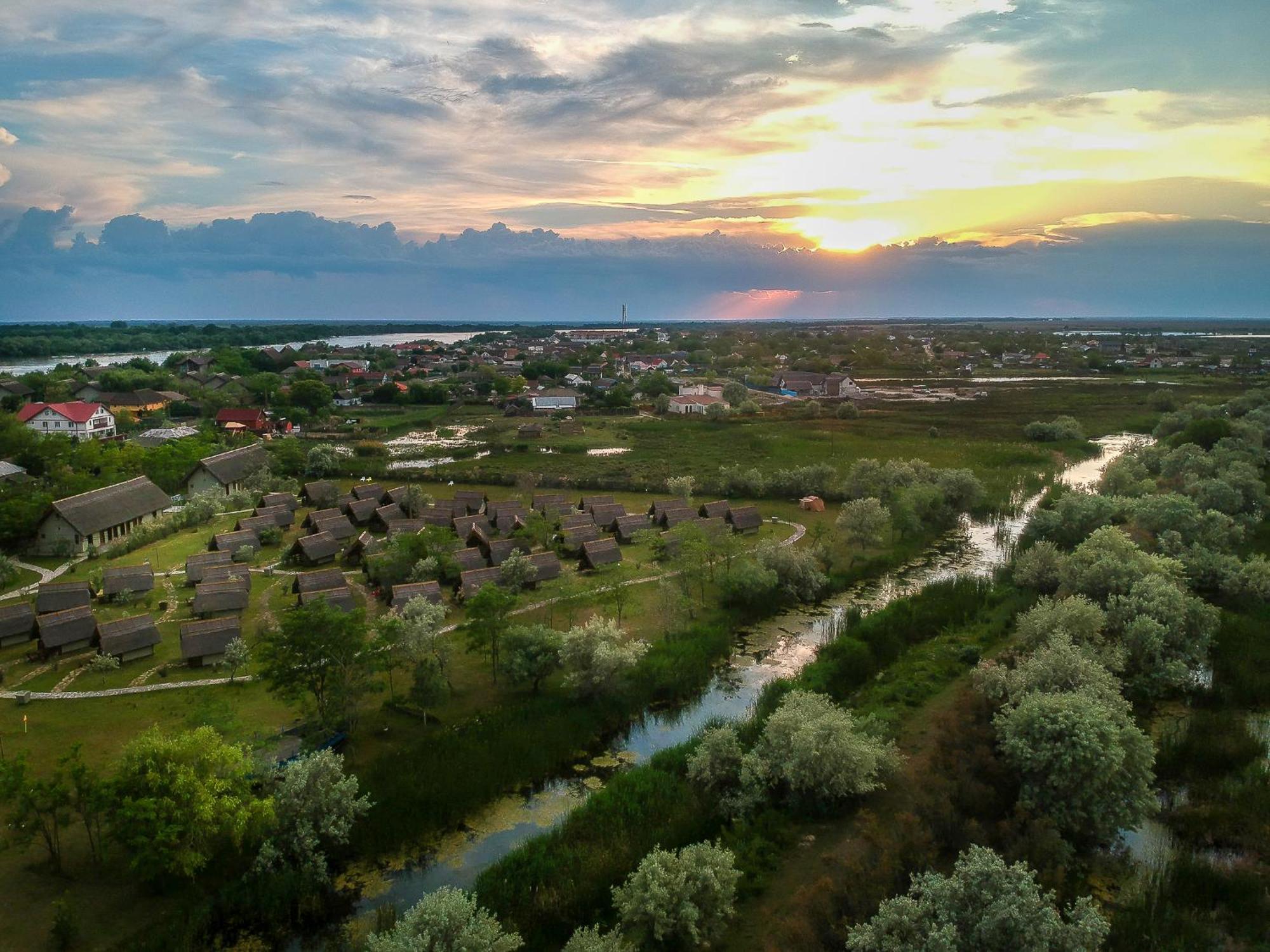Dolphin Camping Сфынту-Георге Экстерьер фото